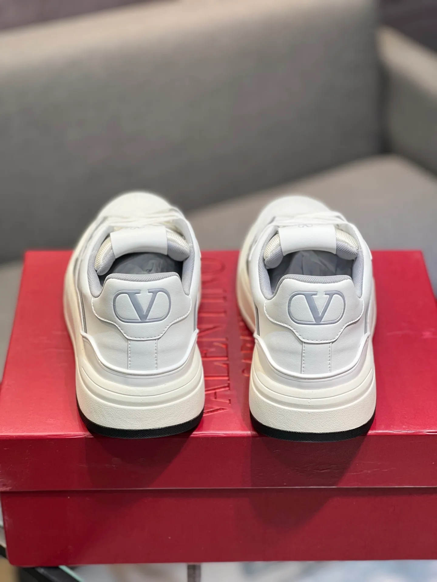Men's men's shoes 💰660 𝑽𝒂𝒍𝒆𝒏𝒕𝒊𝒏𝒐 Valentino 𝑶𝒏𝒆𝑺𝒕𝒖𝒅 Couple's sneaker series Valentino 2025 latest couple's sneakers, celebrity style, hot sale. The original ZP was purchased and dismantled. Repeated pattern making and modification. I strive to restore the original version 1:1! Top luxury masterpiece, soft and comfortable, combining fashion and leisure, bringing excellent elegant texture and excellent on-foot comfort. Top purchase version upper: imported calfskin surface/original oil edge craftsmanship. Inner: water-dyed cowhide lining. Outsole: original development 𝐓𝐏𝐔 two-color combination outsole. Packaging: original configuration complete package. Code number: 35-44 yards. 34.45 can be customized. Can be customized (self-labeled-no label) order.